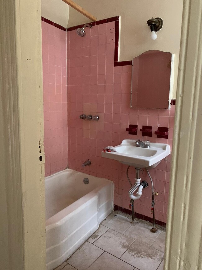 Baño - 105 Roseville Ave Unidad Apt 3L