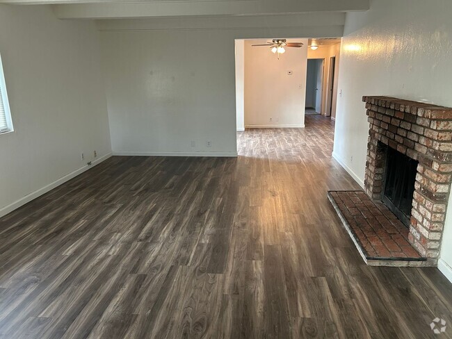 Building Photo - 2395 Jolyn Way Unit A-End of cul-de-sac in... Rental