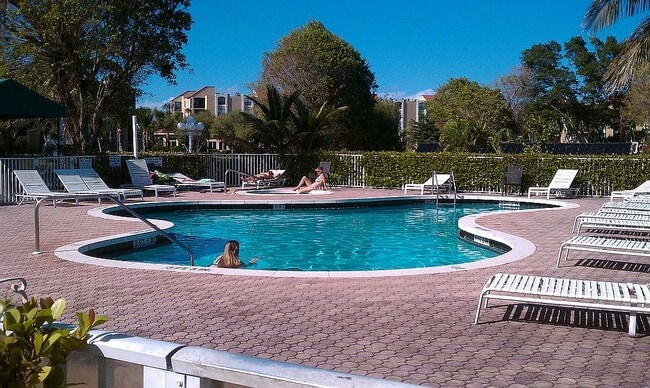 2025 Lavers Cir Unit Lakeside condo