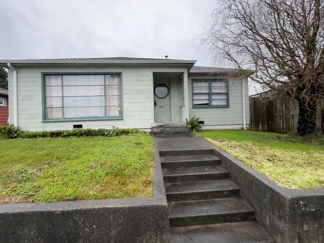 2 Bedroom 1 Bath Home Located in Eureka - 2 Bedroom 1 Bath Home Located in Eureka