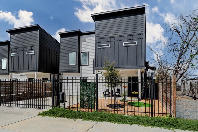 Photo - 5407 Lee St