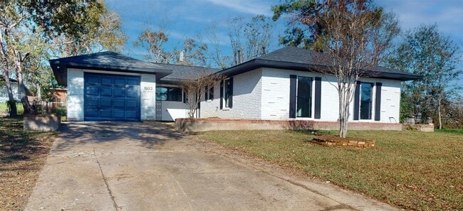 Building Photo - 603 Maple Way