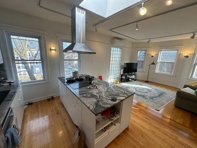 Building Photo - 231 Harvard St Unit 6