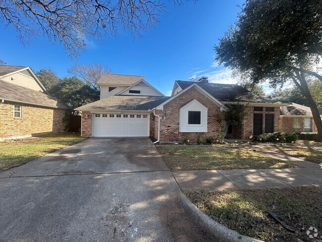 Building Photo - Elegant living space with pool in a prime ... Rental