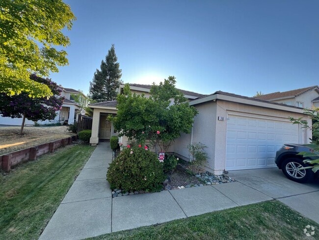 Building Photo - 3 Bedroom - Heart of Roseville Rental