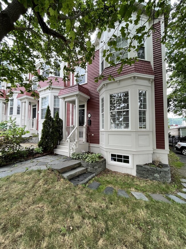 Building Photo - 2 Howe Pl