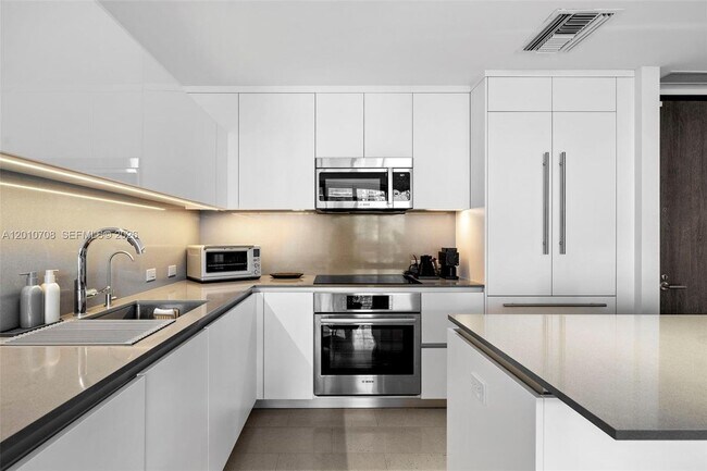 Photo - 88 SW 7th St Unit 809
