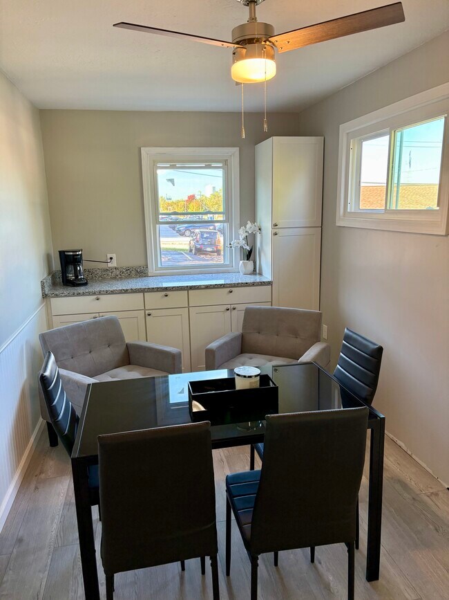 Photo - 7560 Mentor Ave Unidad 001