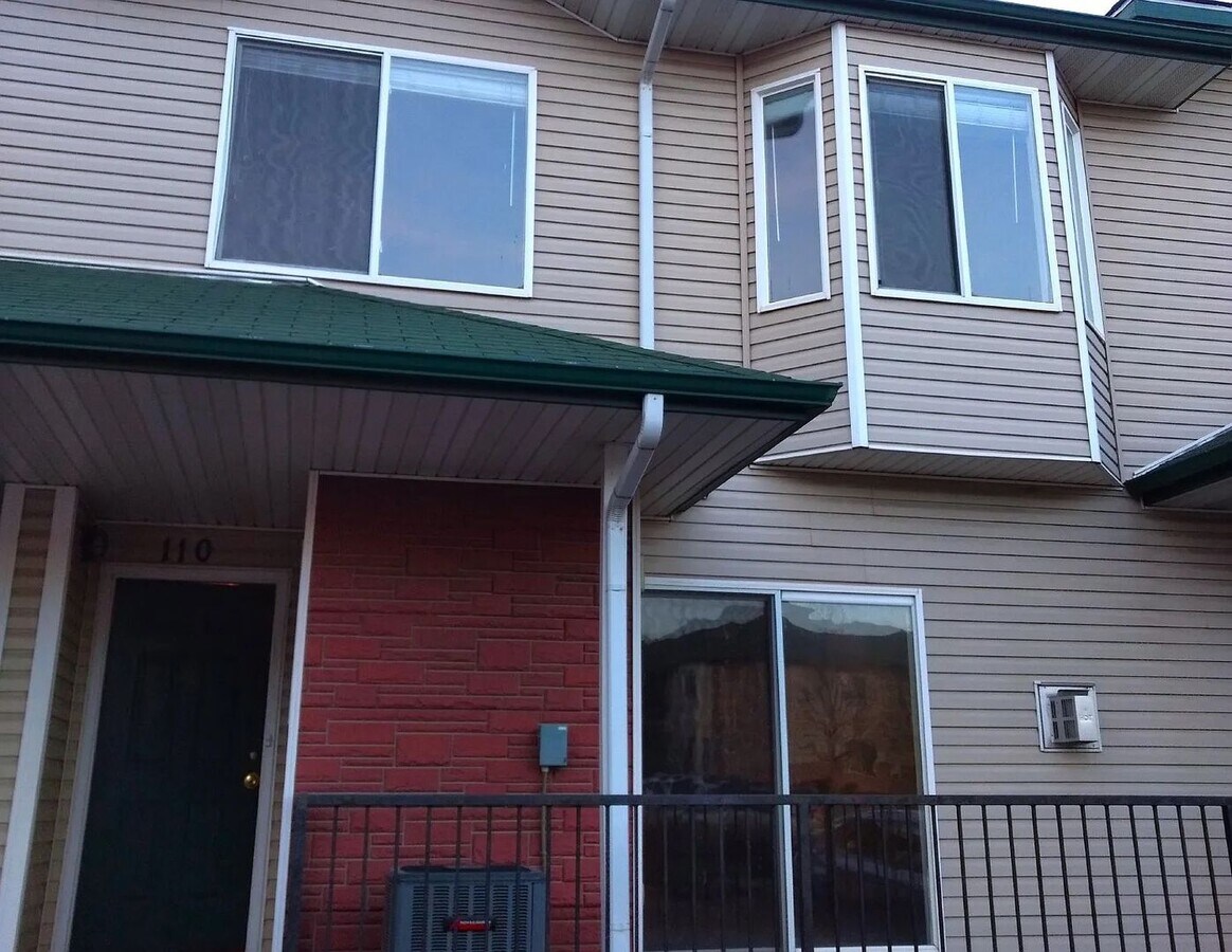 3 bedroom 1.5 bath close to Fort Carson - 3 bedroom 1.5 bath close to Fort Carson Townhome