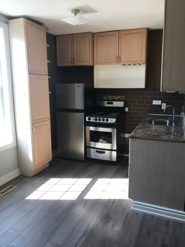 Photo - 356 Ritson Rd S Unité 5