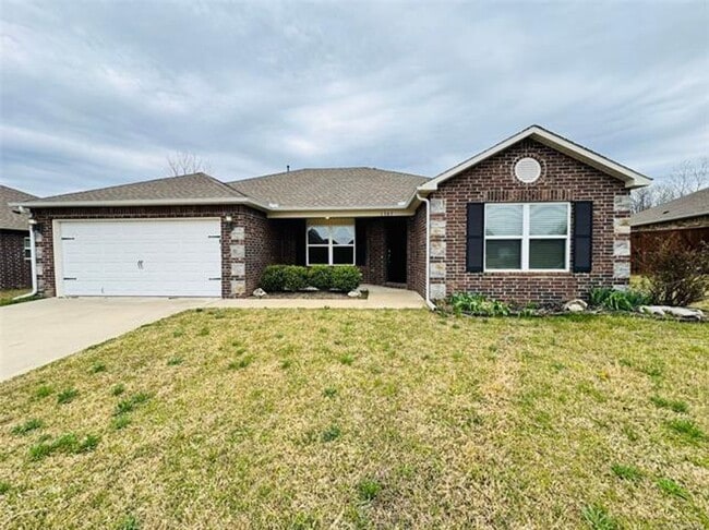 Building Photo - 4 bed/2 bath newer construction in prime location in Claremore!