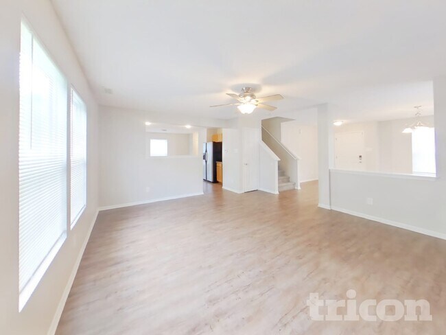 Photo - 678 Runnymede Ct