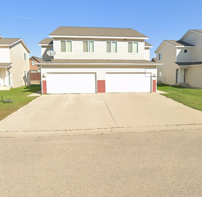 Building Photo - Beautiful 3 bed 2.5 bath Duplex