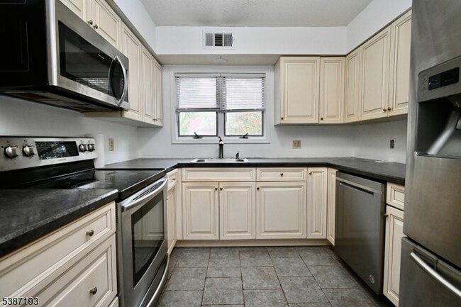 Photo - 32 Pine Hollow Ct