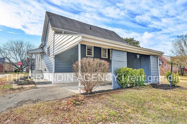 Photo - 3203 Roundhill Ave NW