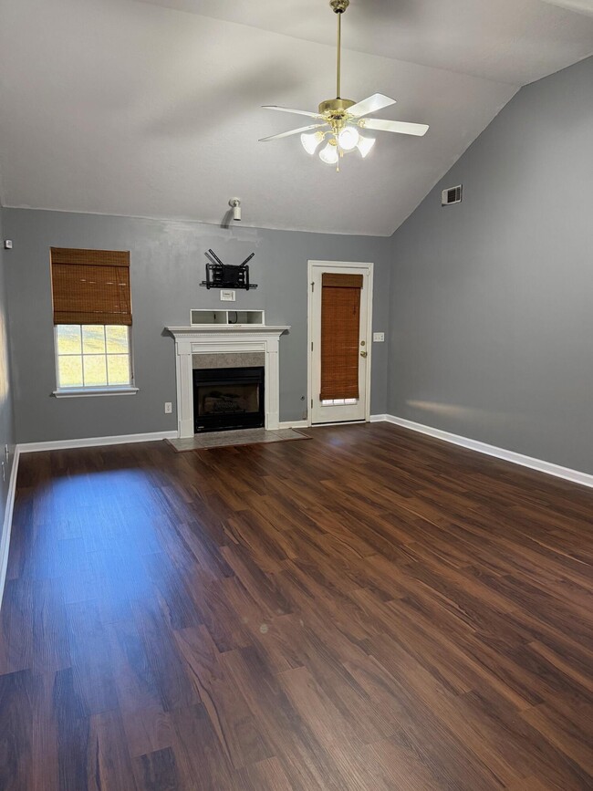 Photo - 911 Cannock St