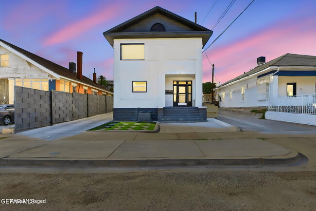 Building Photo - 505 E Cliff Dr Unit 5