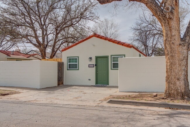 Building Photo - Charming & Private Fully Remodeled Studio Backhouse! Unit Rear