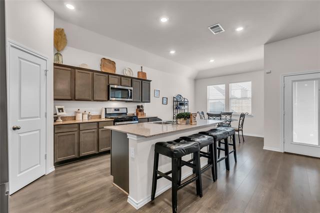 Photo - 900 Honey Maple St