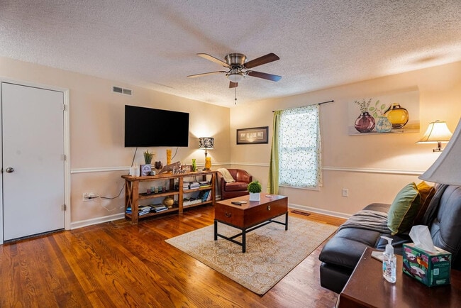 Building Photo - 8551 Chapel Hill Rd Rental