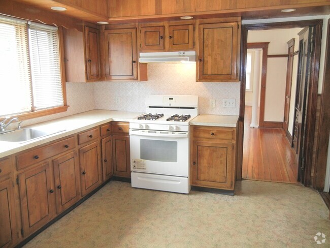 Building Photo - 8 Pleasant St Unit 1 Rental