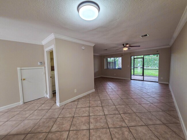 Photo - 902 Riverside Dr