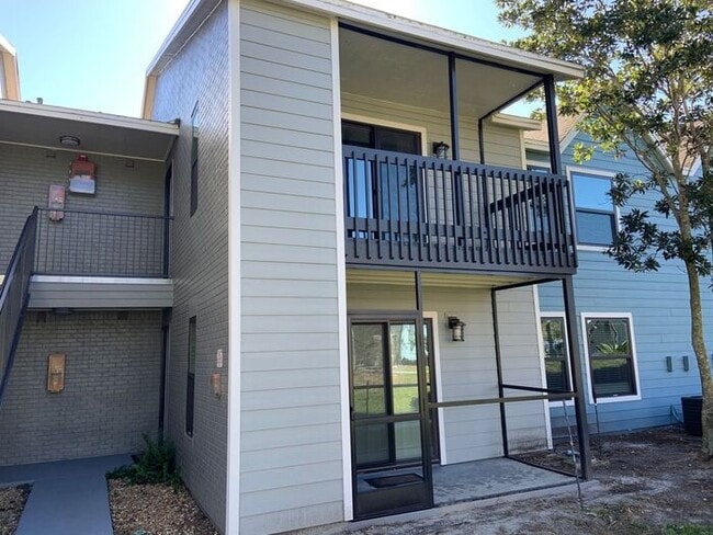 Building Photo - Wonderful 2/1 Condo - ** Move in Special HALF off your first months rent** Available Now !