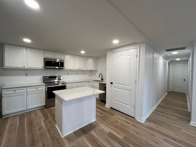 Building Photo - Modern 2BD*, 2BA with 3rd Bonus Room Near Downtown Durham with Assigned Off-Street Parking and Ba... Unit B