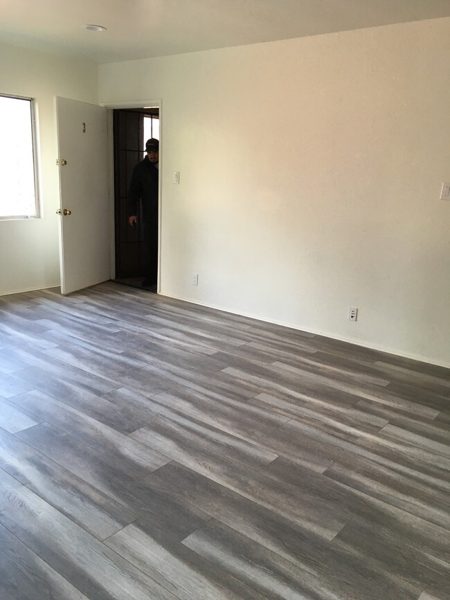 Sala de estar y puerta principal - 11702 Crenshaw Blvd Unidad D
