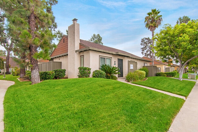 Building Photo - 3 Bedroom, 2 Bath 1374sf Detached condo in...