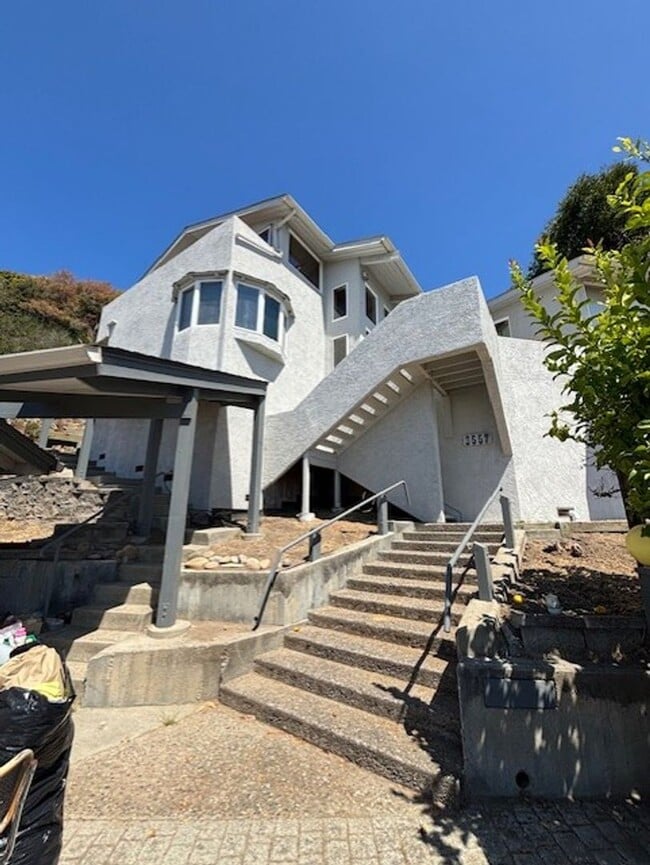 Building Photo - Stunning Hilltop Retreat with Panoramic Oc... Rental