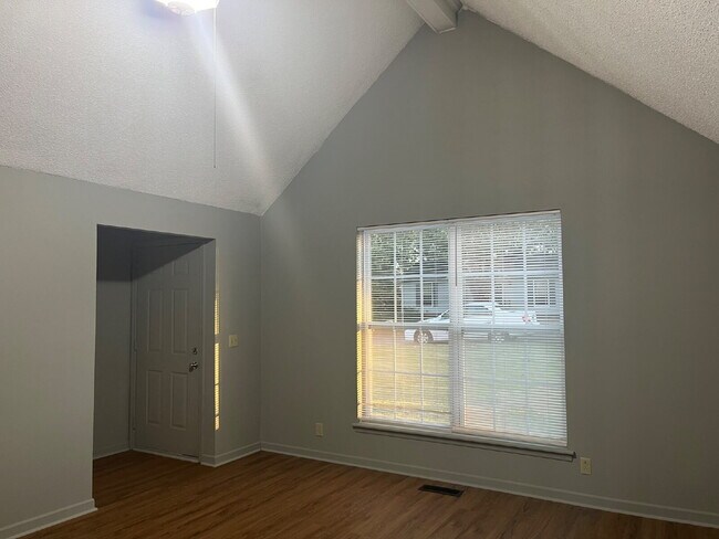 Photo - 665 Dutchmans Dr