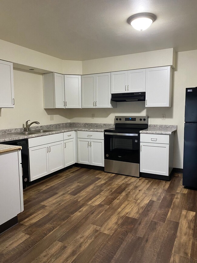 Immaculate Updated 2 Bedroom with 1 Bath - Immaculate Updated 2 Bedroom with 1 Bath Apartments