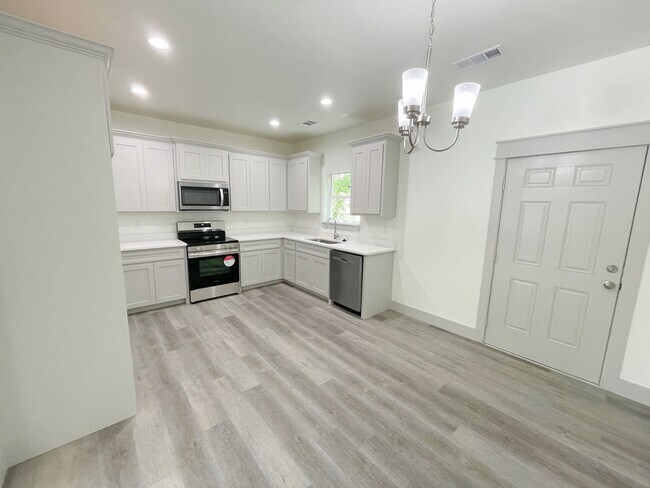 Photo - Brand new/close to hospital and college/Mi...