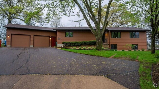 Building Photo - Spacious 4-Bedroom Home with Fenced Yard, ...