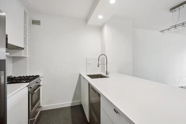 Photo - 30 W 61st St