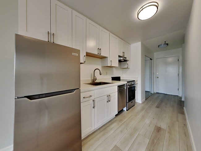 Photo - 425 E 18th St