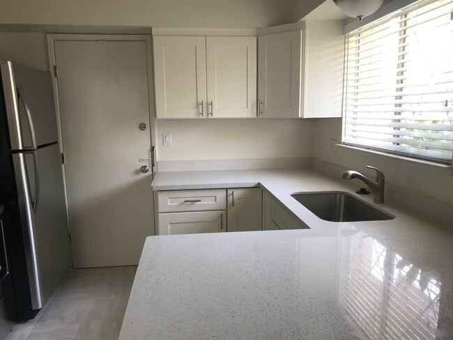 Building Photo - NEWHALL 2724-26 Unit 2724