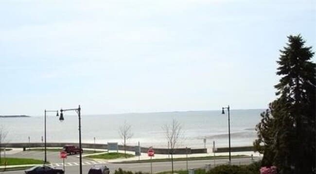 Building Photo - Life is better by the beach! Beach side townhouse 3bed 2.5 bath 1 garage, master suite with priv...