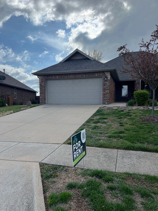 Building Photo - 2 bedroom/2 bath townhouse with 2 car garage