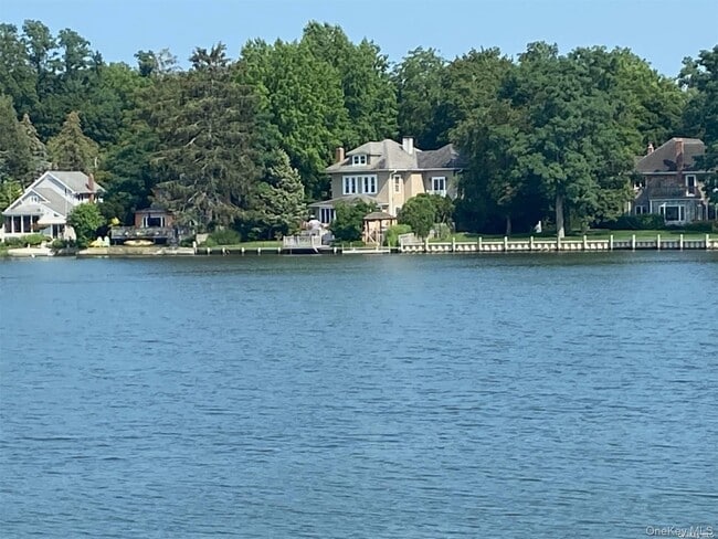 Photo - 51 Centershore Rd