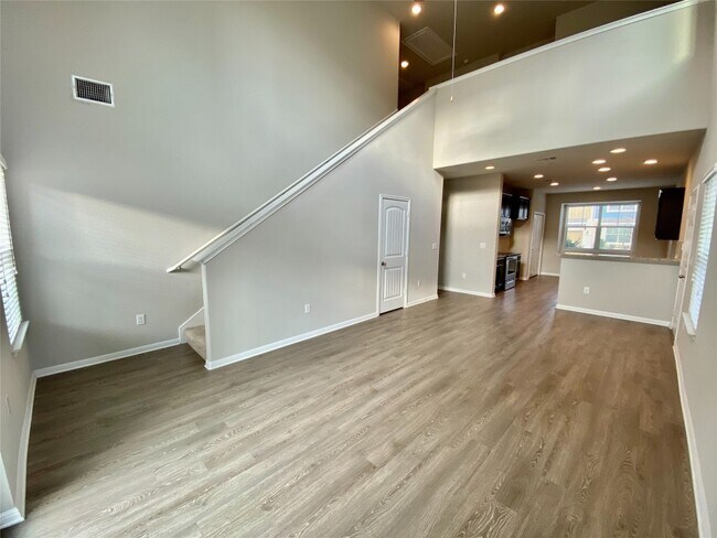 Photo - 516 E Slaughter Ln