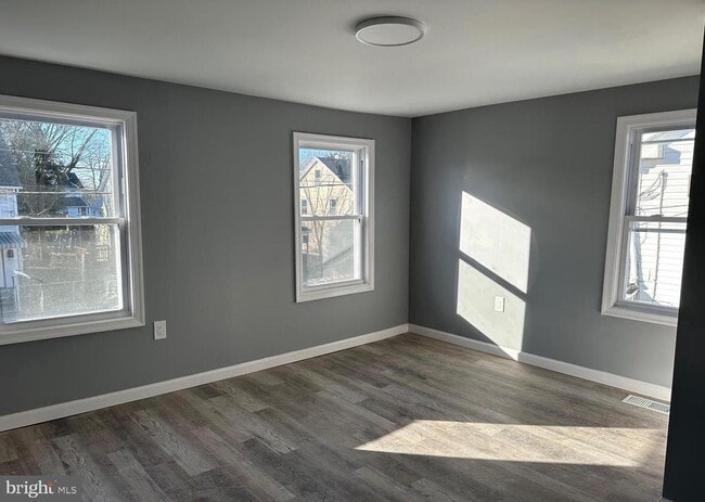 Building Photo - 819 W 2nd St Rental