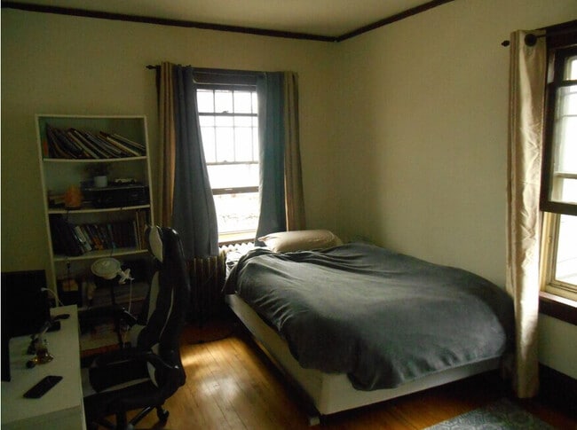 1305 W 34th St