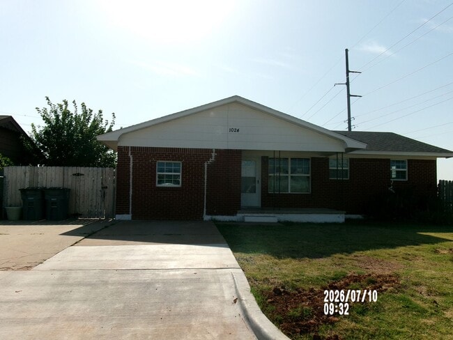 Building Photo - Very nice Home located in the Carrasland Area!