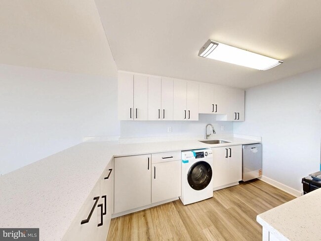 Building Photo - 4600 Duke St Unit 600