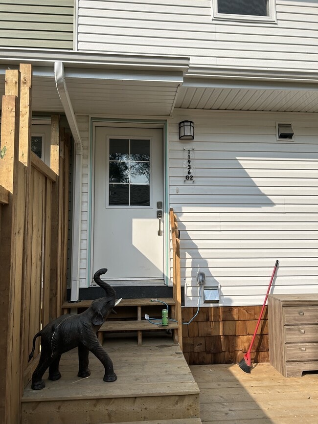 Building Photo - 11936-11947 47 St NW Unit Upper G2