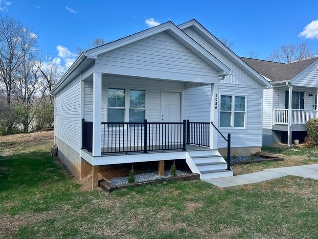 Building Photo - Charming 2-Bedroom Home with Modern Updates – Convenient Roanoke Location