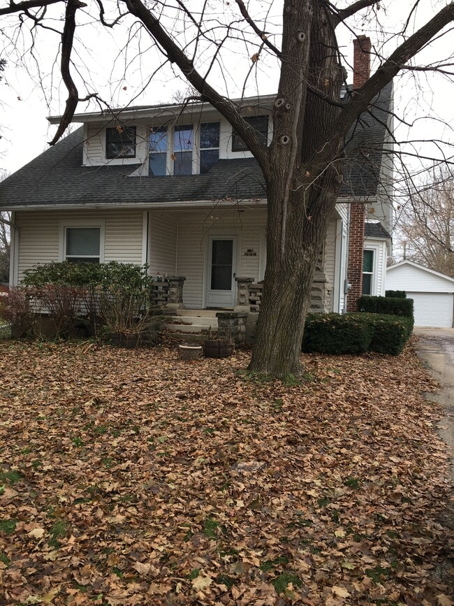 Frente - N64W24148 Main St