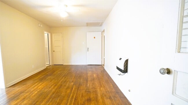 Building Photo - 2431 Shakespeare St Unit 5 Rental